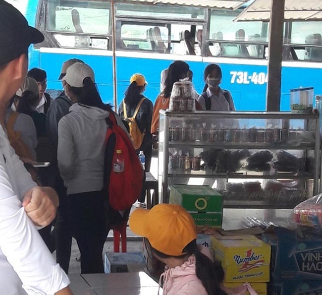 Các em học sinh rời khỏi xe khách BKS 73L-4047 chờ đón chuyến xe khác để đảm bảo ATGT.
