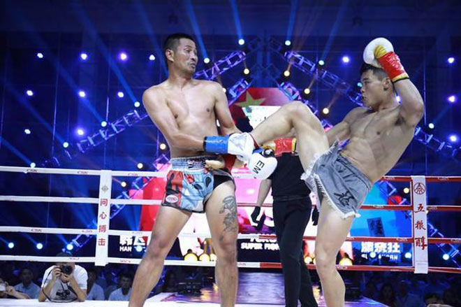 Hàn Phi Long (phải) thi đấu ấn tượng hơn so với Sudsakorn Sor Klinmee (trái)