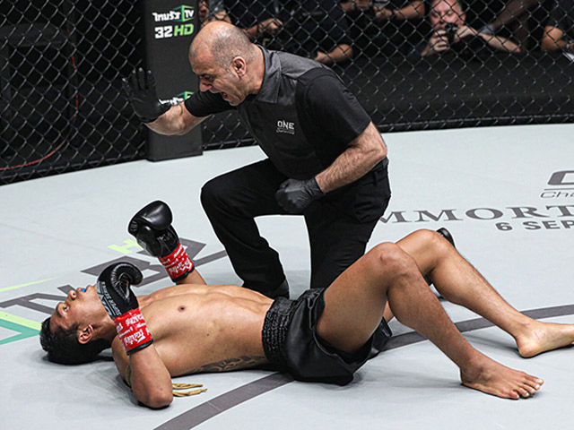 Thể thao - Kickboxing: Hai lần bị đá chỗ hiểm, “Bác sĩ” nổi giận tung đấm sững sờ