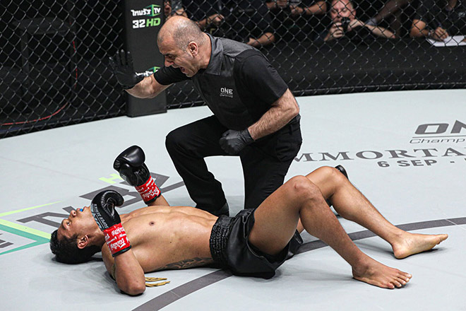 Võ sĩ Jo Nattawut bị knock-out sau hai tình huống đá vào chỗ hiểm của đối thủ