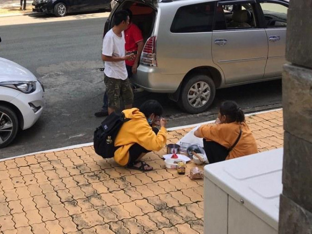 Cảm động hình ảnh 2 mẹ con ngồi ăn cơm ngay giữa sân trường ngày nhập học