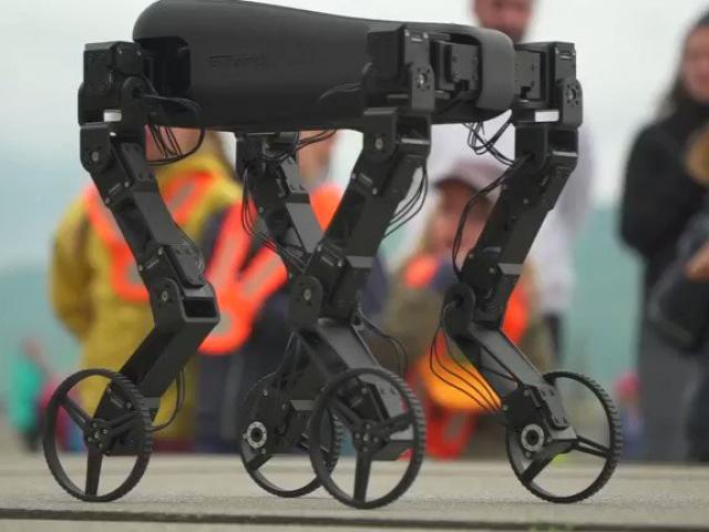 Media - Robot "chân dài" trượt patin điệu nghệ trên đường phố Thụy Sĩ