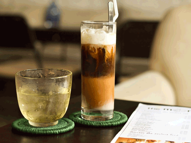 9. Cà Phê: Việt Nam là một trong những quốc gia sản xuất và tiêu thụ cà phê hàng đầu thế giới. 2 cách thưởng thức cà phê phổ biến nhất ở Việt Nam là cà phê sữa đá (cà phê đá với sữa đặc) hoặc cà phê đá (cà phê đá đen).
