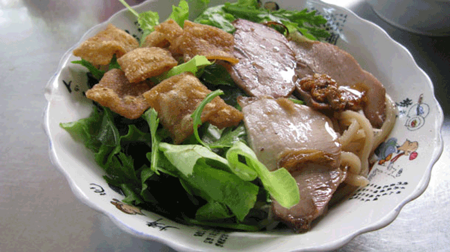 10. Cao lầu là món ăn nổi tiếng nhất của Hội An. Nguyên liệu chính gồm sợi mì to, dầy ăn kèm với thịt lợn nướng, bánh đa giòn và nhiều thành phần khác.
