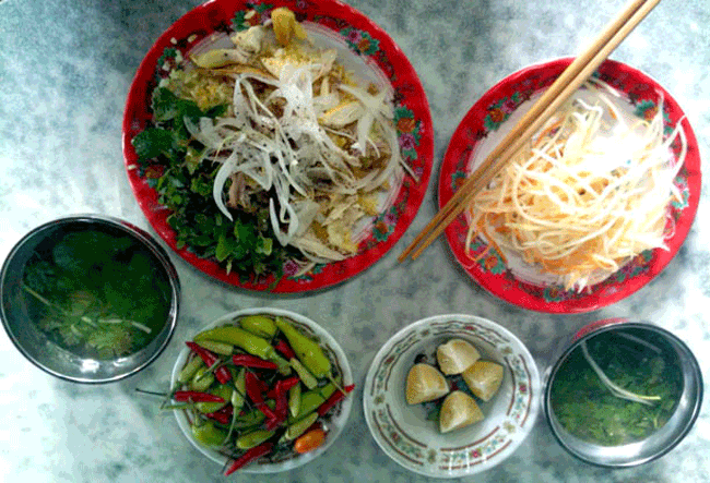 12. Cơm gà là một món ăn nổi tiếng khác của Hội An, nguyên liệu gồm thịt gà xé nhỏ trộn với các loại rau gia vị và nhiều hành tây thái sợi, ăn cùng với cơm nấu từ nước dùng gà và các loại dưa góp.
