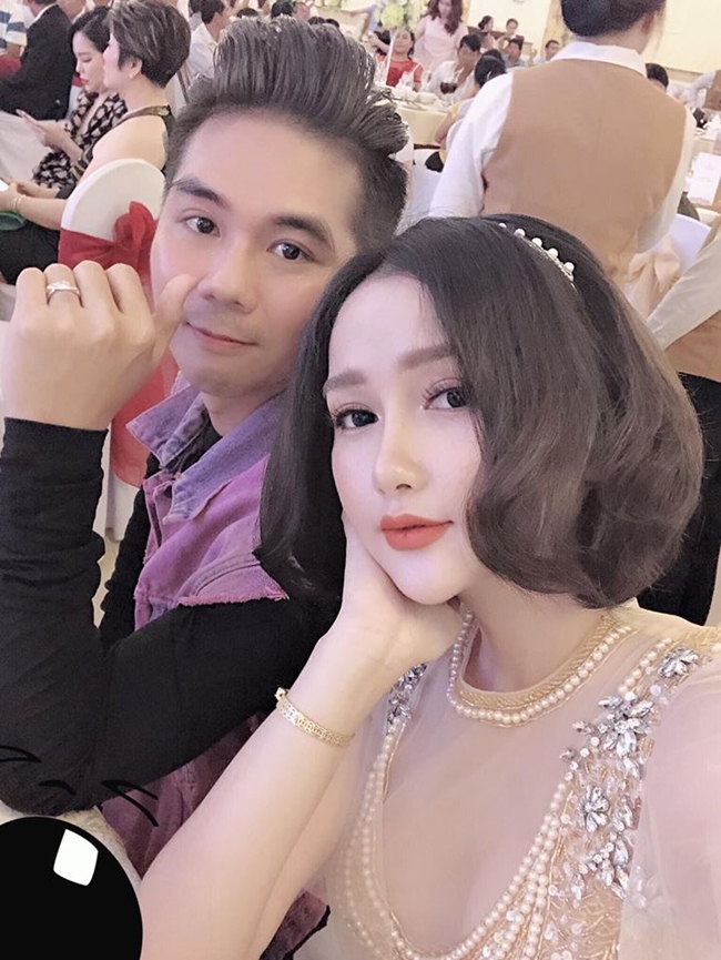 Sau cuộc hôn nhân thất bại và chuyện tình dang dở với Lương Bích Hữu, Khánh Đơn đã tìm được một nửa kém mình 8 tuổi. Cặp đôi kết hôn năm 2018. Bà xã anh tên Huỳnh Như, sinh năm 1995 là diễn viên, ca sĩ.