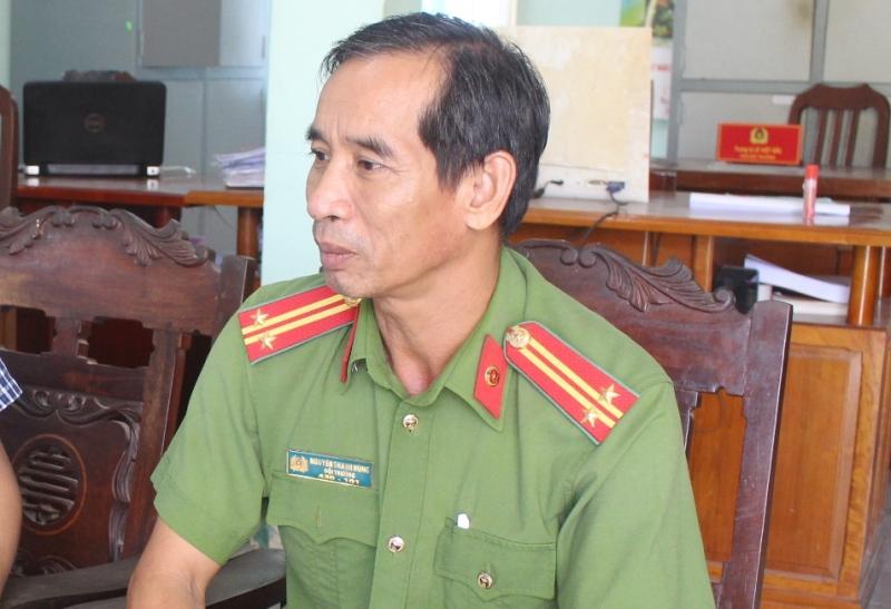 Trung tá Nguyễn Thanh Hùng đang trao đổi với PV. (Ảnh: Thanh Lâm).