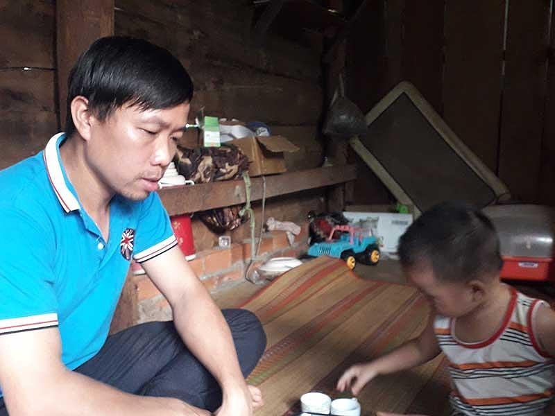 Ngôi nhà xập xệ của gia đình và anh Sắc (chồng chị Yến) đau buồn vì mất con. Ảnh: LÊ ÁNH