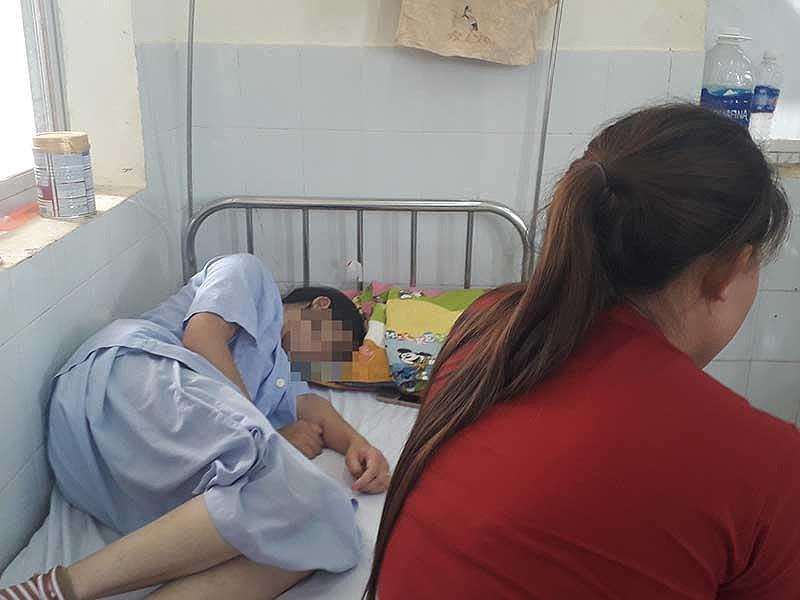 Chị Vy Thị Yến đang được người thân chăm sóc tại BV. Ảnh: LÊ ÁNH