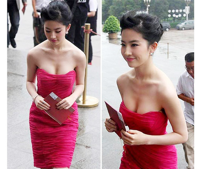 Ngoài đời, Lưu Diệc Phi ăn vận giản dị. Thỉnh thoảng, khi tham gia sự kiện, cô mới gây sự chú ý với trang phục sexy.