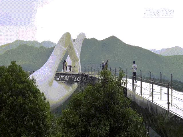 Thế giới - Xuất hiện cây cầu đi qua bàn tay ở Trung Quốc giống gần hệt cầu Vàng Đà Nẵng