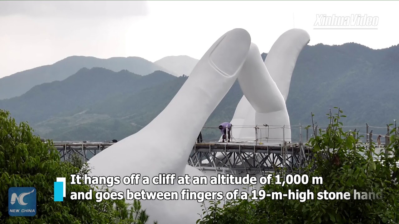 Cây cầu Trung Quốc cũng được xây dựng trên bàn tay khổng lồ.