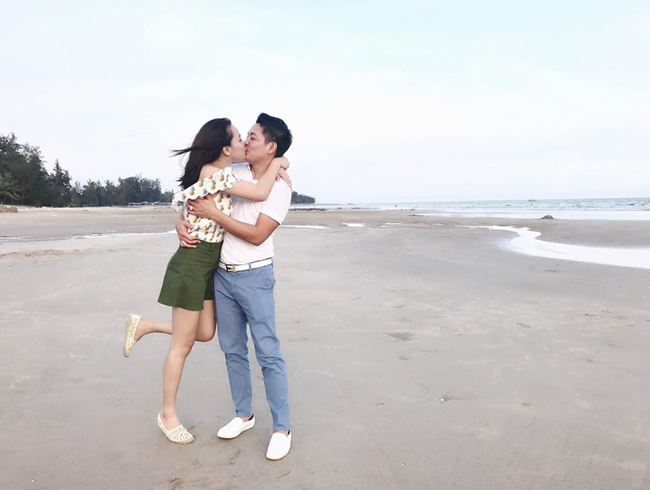Nhưng khi được thỏa sức chụp hình tự do, cặp đôi rất tự nhiên, không ngại &#34;khóa môi&#34;.
