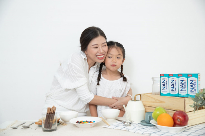 Mẹ nên chuẩn bị những bữa ăn phụ để đảm bảo dinh dưỡng cho con trong các hoạt động vui chơi và học tập