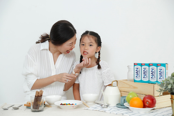 “Sữa, với Vân, trước tiên phải hợp khẩu vị của con vì có thấy ngon thì con mới “làm bạn” lâu dài được” – Tô Hồng Vân