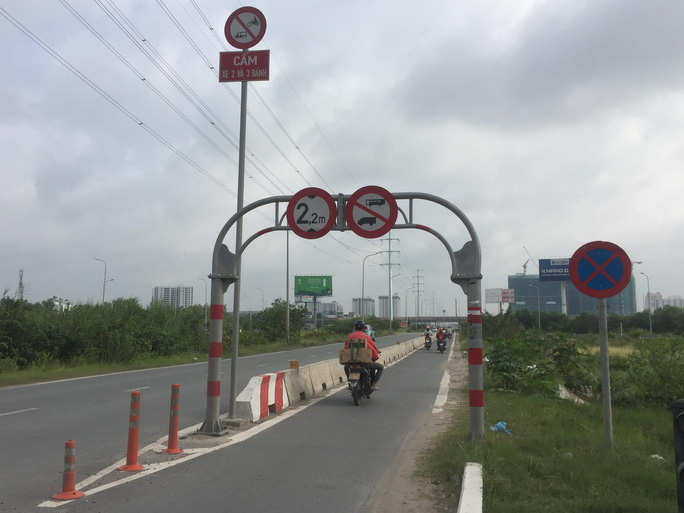 Khu vực xảy ra vụ tai nạn cấm các phương tiện dừng, đỗ