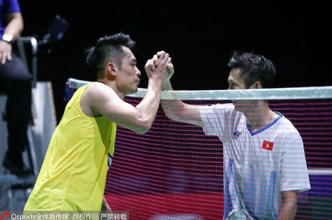 Lin Dan (trái) ngợi khen sức mạnh của Tiến Minh (phải)