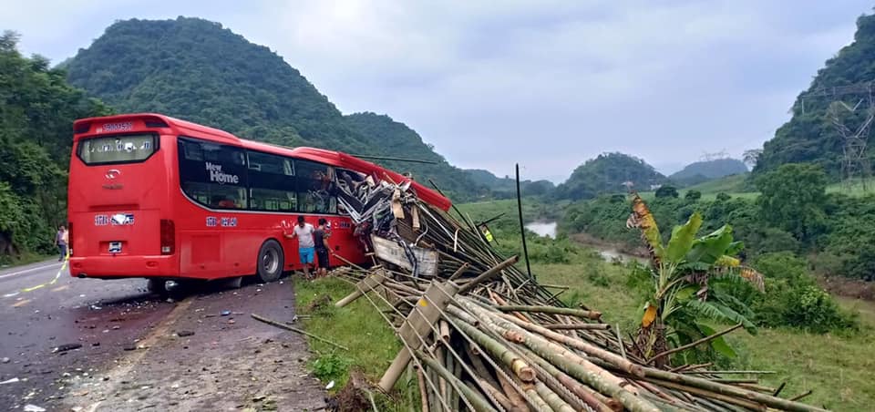 Xe khách gặp tai nạn kinh hoàng, 16 người thương vong - 2