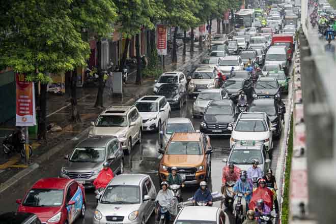 Sáng 21/8, Hà Nội xuất hiện&nbsp;mưa lớn kéo dài khiến nhiều tuyến đường bị ùn tắc nghiêm trọng.