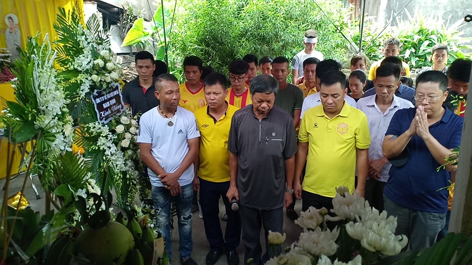 Ông Nguyễn Văn Quân (cầm mic), thành viên lão thành của Hội CĐV Bóng đá Nam Định, người được Khánh Ly thân thiết gọi bằng “bố”.