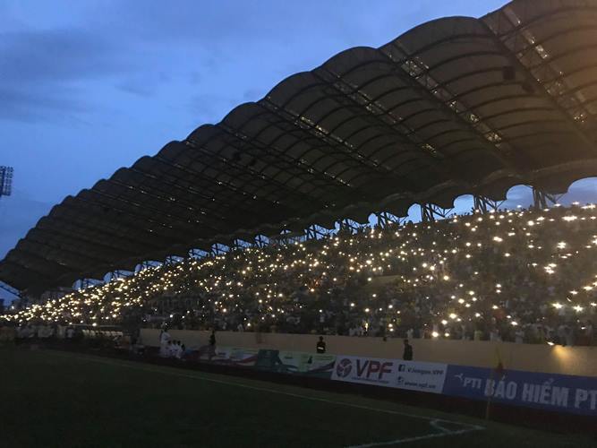 Nguyễn Khánh Ly gặp tai nạn giao thông và tử vong đúng ngày lần đầu tiên trong lịch sử V-League có hàng ngàn ánh đèn flash chiếu sáng SVĐ.