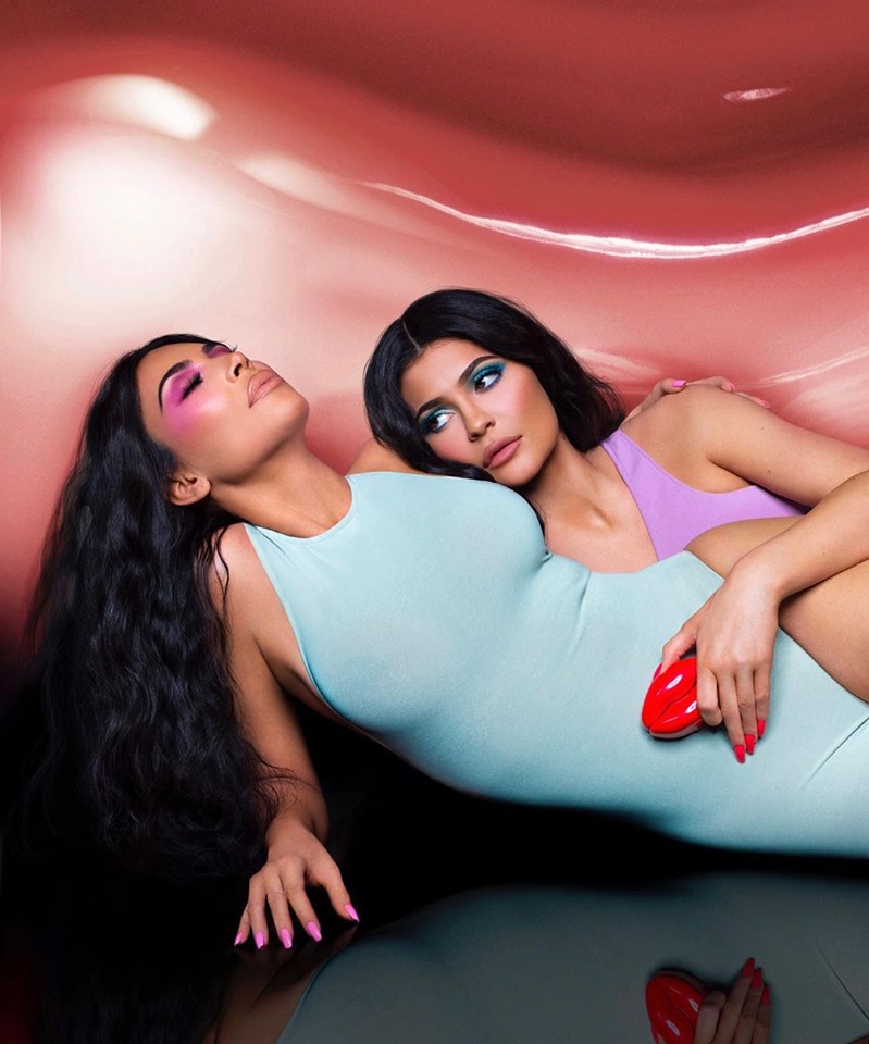 Chị em Kim Kardashian gây chú ý với kiểu quần bên còn bên mất - 4
