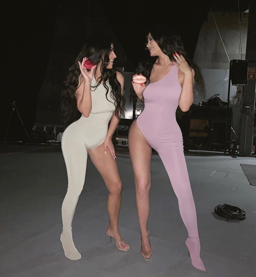 Chị em nhà Kim đang tích cực lăng xê xu hướng thời trang không mới nhưng lạ cho giới trẻ.