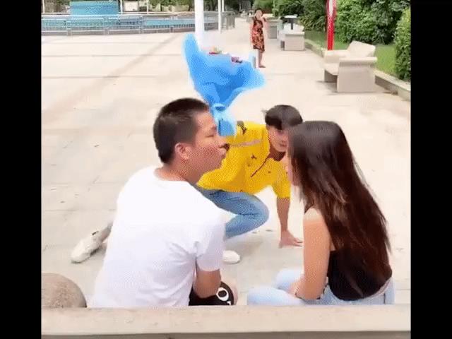 Video Clip Cười - Anh chàng shipper "tận tâm" và cái kết nức lòng