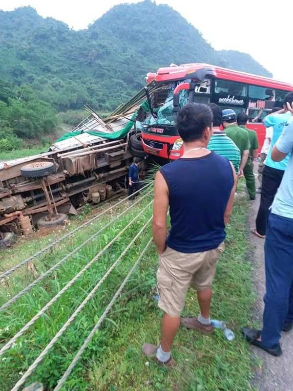 Hiện trường vụ tai nạn xe khách trên đường mòn Hồ Chí Minh (Ảnh: Thanh Bình)