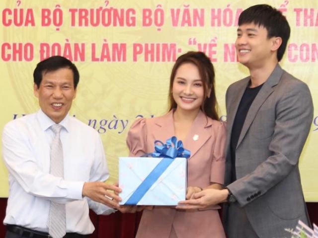 Phim - Quốc Trường, Bảo Thanh nhận bằng khen của Bộ trưởng sau phim "Về nhà đi con"