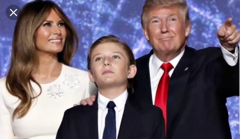 Cậu bé Barron thấp hơn bố mẹ rất nhiều thời điểm ông Trump nhậm chức tổng thống hai năm trước. Ảnh: TWITTER