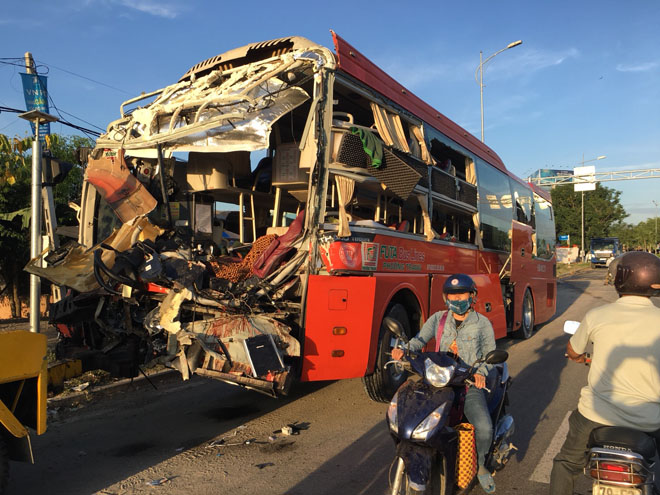 Hai xe khách tông nhau kinh hoàng trong đêm, 17 người thương vong - 2