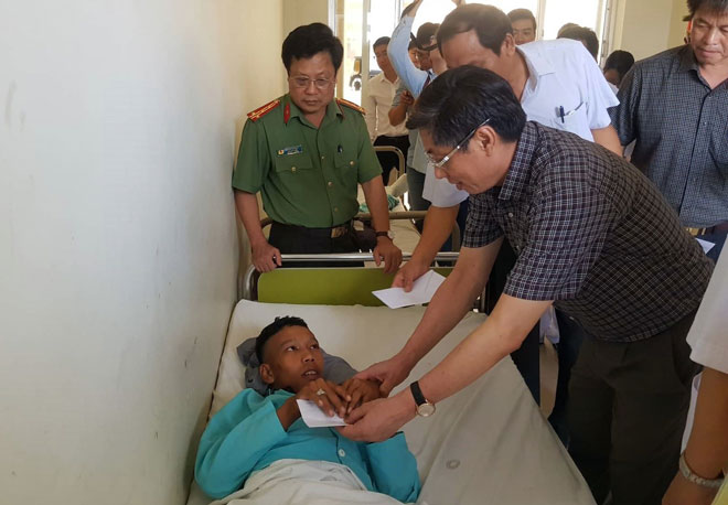 Lãnh đạo Ban ATGT tỉnh Khánh Hòa thăm hỏi các nạn nhân trong&nbsp;vụ tai nạn&nbsp;giữa 2 xe khách giường nằm