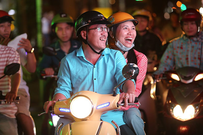 &nbsp;Một cặp đôi đã phá lên cười như được nhắn nhủ … “Hai bác ơi! Thể hiện tình cảm, ôm nhau một cái đi nào!”