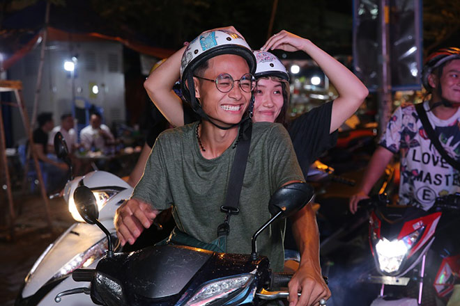 &nbsp;Chàng trai điều khiển xe đã vô cùng sung sướng và hãnh diện khi được …. xe bus khen “1000 điểm cho cặp đôi đáng yêu này <3”