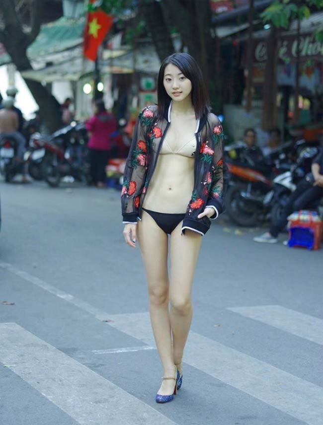 Năm 2017, người mẫu Rena Takeda gây xôn xao với bộ ảnh nội y chụp khắp phố phường Hà Nội.