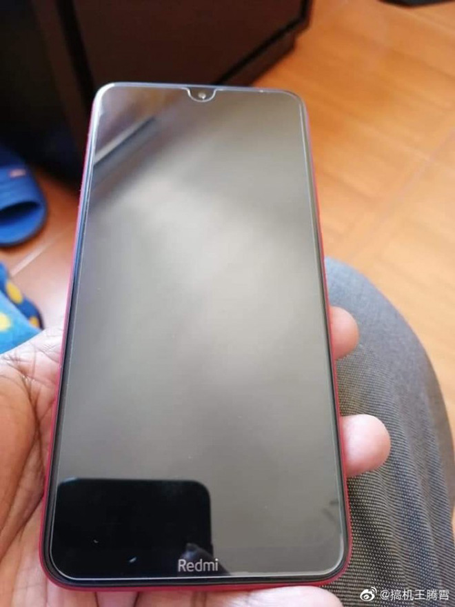 Ở mặt trước, Redmi 8 đi kèm màn hình LCD 6,21 inch độ phân giải HD+ với notch hình giọt nước chứa camera selfie 8 MP. Cằm dưới của máy chứa thương hiệu Redmi.