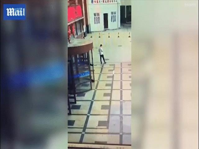 Thế giới - TQ: Rợn người khoảnh khắc bệnh nhân nhảy lầu tự tử rơi trúng người bên dưới