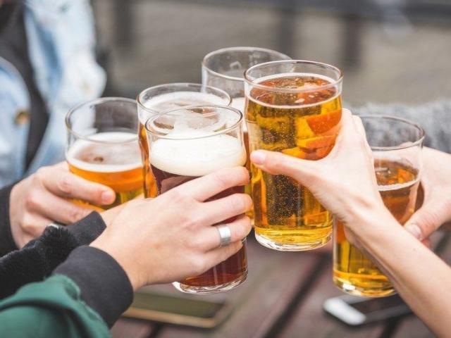 Sức khỏe đời sống - Uống rượu bia nhiều nhất định phải biết những mẹo này để không biến thành "ma men"