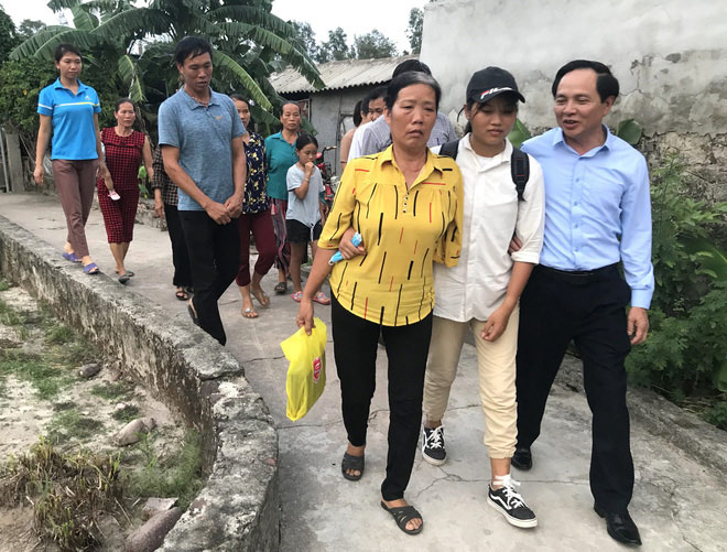 Nữ sinh nghèo xứ Nghệ được lãnh đạo trường Nhân văn về tận nhà đón ra Hà Nội nhập học - 4