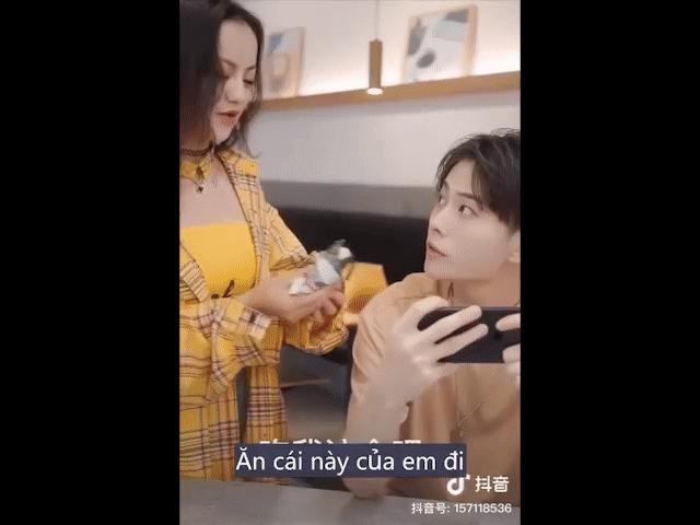 Video Clip Cười - Chàng trai làm gì khi bị gái đẹp "dụ dỗ" trước mặt người yêu?