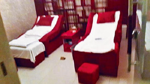 Một căn phòng mát-xa chân bên trong khách sạn cũng được cho là nơi diễn ra hoạt động mại dâm.