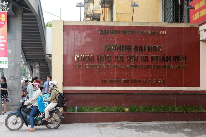 Sáng nay 22/8, theo ghi nhận của phóng viên tại trường Đại Học Khoa Học xã Hội và Nhân Văn – Đại Học Quốc Gia Hà Nội, rất đông tân sinh viên cùng các bậc phụ huynh&nbsp;theo chân con đến trường nhập học