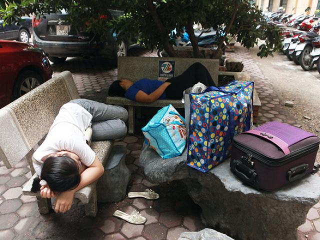 Bạn trẻ - Cuộc sống - Phụ huynh tay xách nách mang đưa con đến trường nhập học