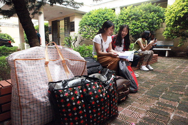 Ngồi bên đống đồ, tân sinh viên Điêu Thị Hiệp (Điện Biên) cho biết: “Em đỗ khoa Đông phương học, tối qua bắt xe khách cùng một người bạn cũng đỗ trường này đi từ Điện Biên về Hà Nội nhập học. Em chưa xuống Hà Nội bao giờ nên nhiều điều bỡ ngỡ”.