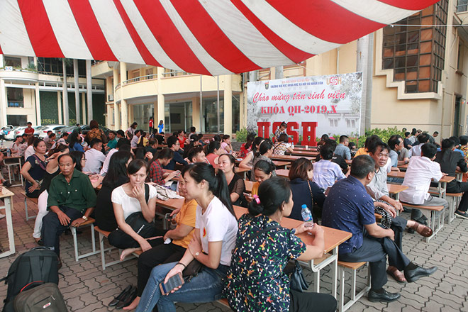 Bên trong khuôn viên trường Đại Học Khoa Học xã Hội và Nhân Văn – Đại Học Quốc Gia Hà Nội rất đông phụ huynh ngồi chờ con làm thủ tục nhập trường