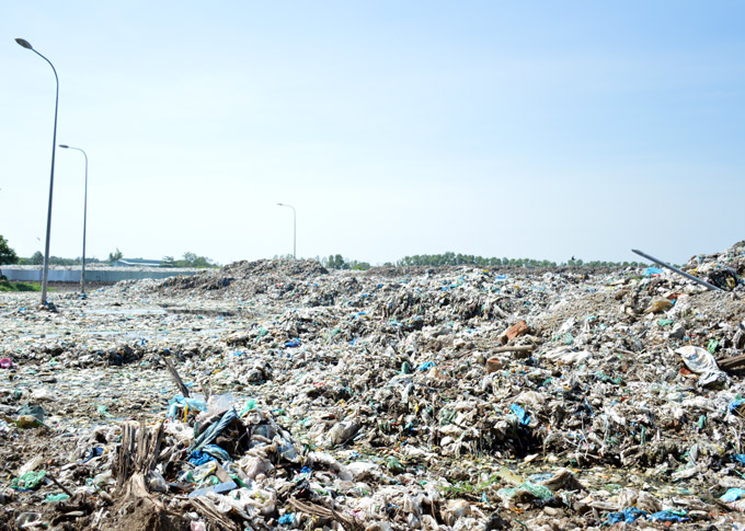 Rác vẫn còn tồn đọng một lượng lớn bên trong nhà máy xử lý rác thải TP.Cà Mau. Ảnh: CL