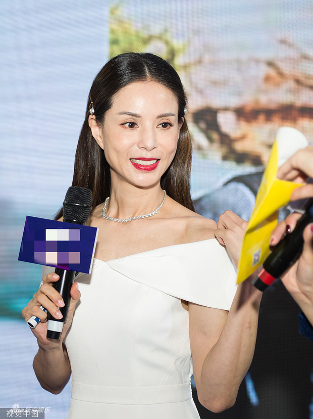 Gương mặt đơ cứng của Lý Nhược Đồng trong một sự kiện.&nbsp;