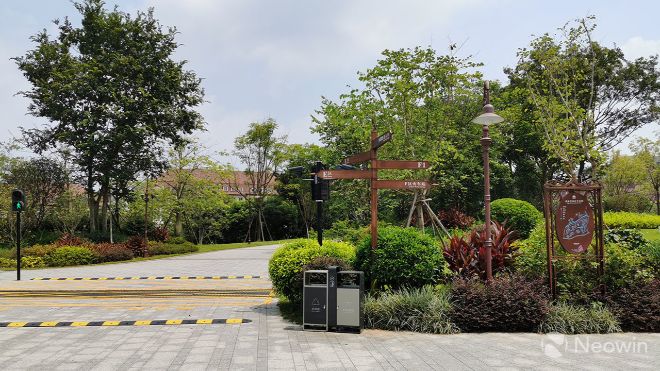 Trong khi phần lớn thời gian của các nhà báo là ở Thâm Quyến, Trung Quốc,...