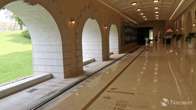 ... nhưng công ty cũng đã đưa mọi người đến với khuôn viên mà họ đang xây dựng ở Quảng Đông.